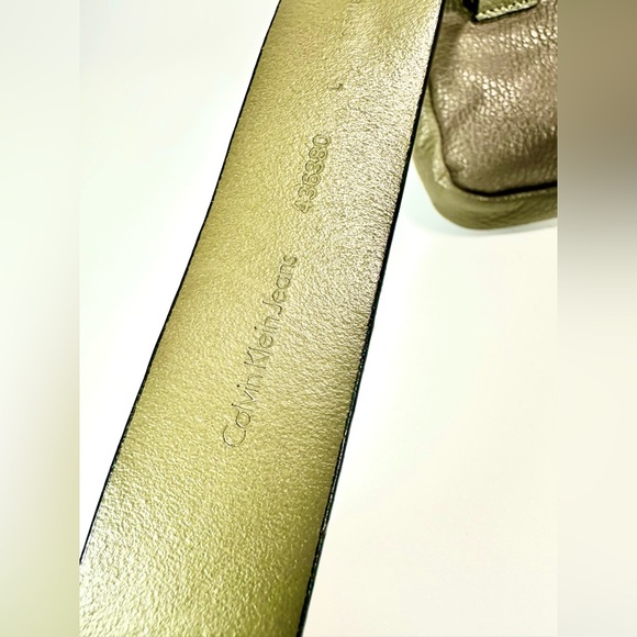 Calvin Klein Unisex Pebble Leather Fanny Bag in Olive - Picture 8 of 10